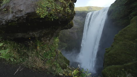 Skogafoss-Wasserfall-In-Island,-Aufgenommen-Mit-Einem-Schieberegler-In-Zeitlupe.